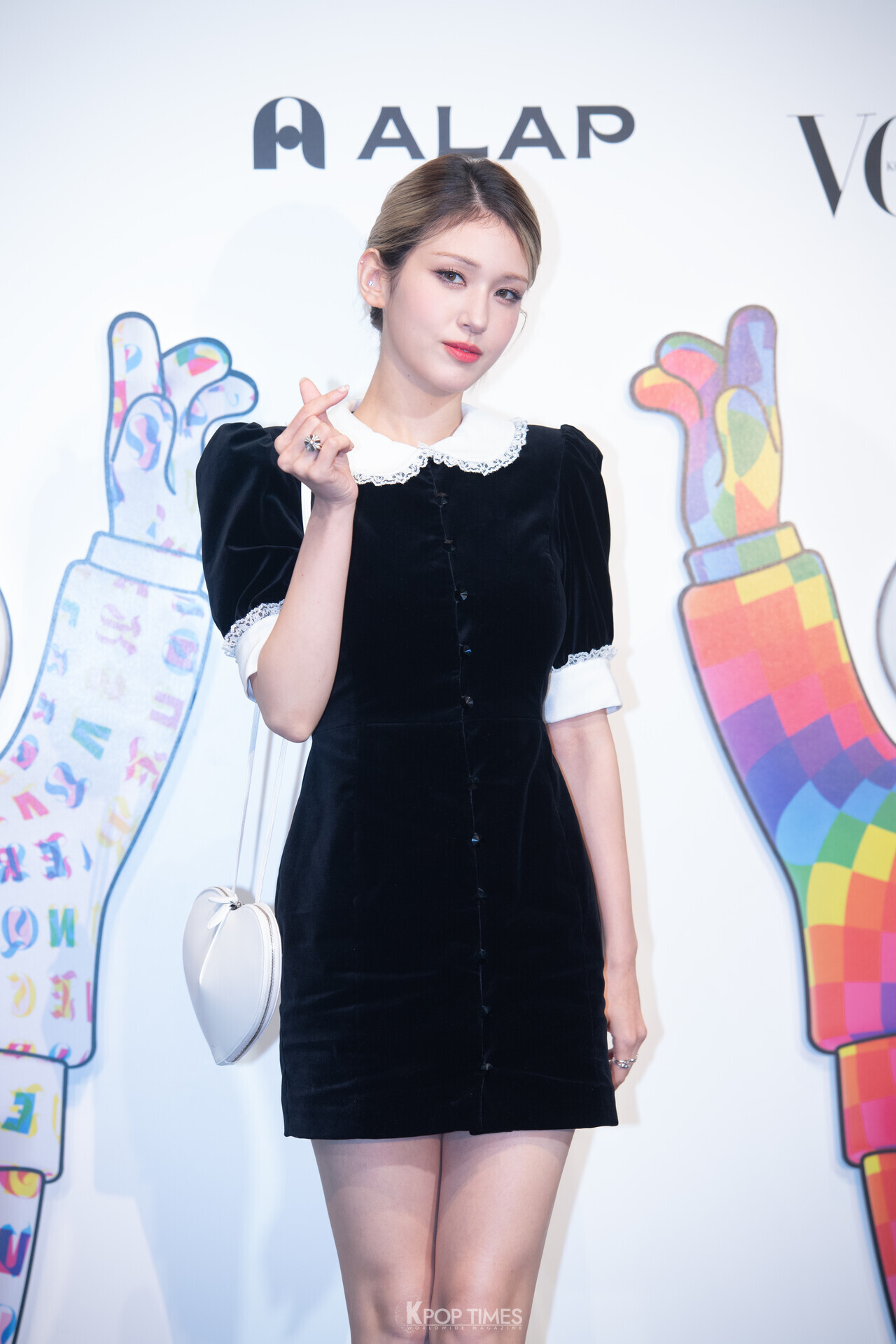 전소미, 성숙한 블랙 원피스 패션